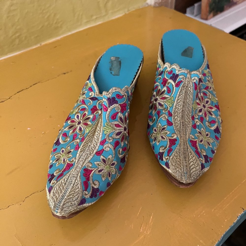 Authentic Moroccan Slippers - Picture 2 of 4